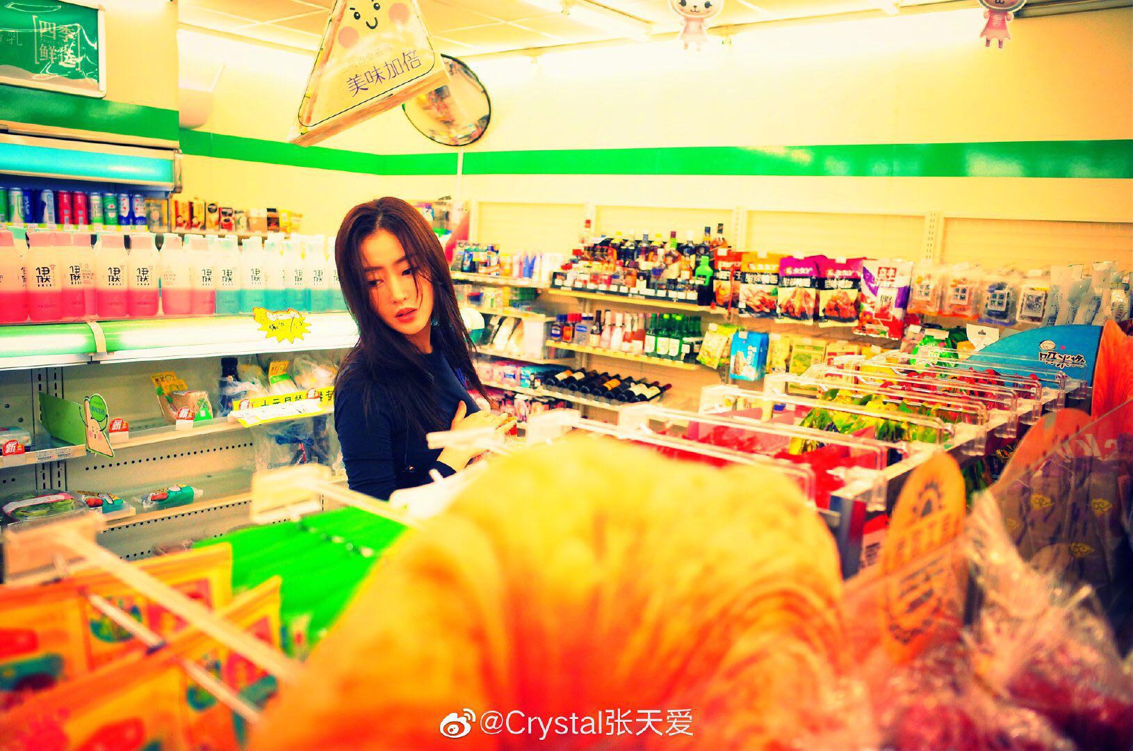 张天爱红色长袜,张天爱分享足球袜穿搭秘籍