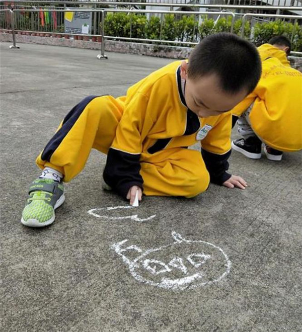 孩子乱画的墙面,墙壁被小孩画画了怎么补救