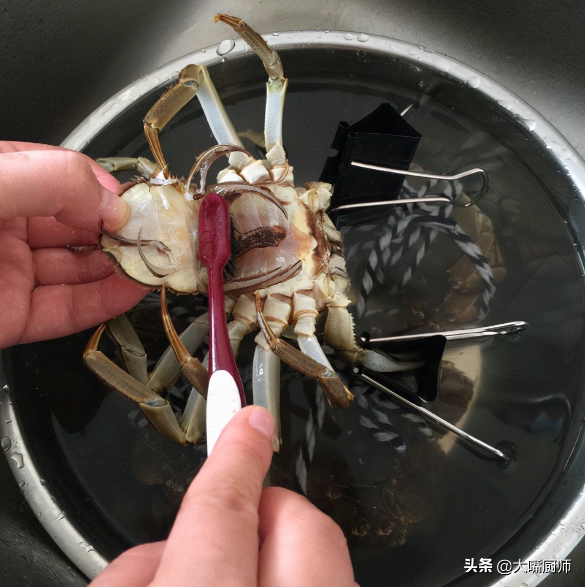 怎么蒸大闸蟹不掉腿不流黄,水煮大闸蟹怎么做不会流黄