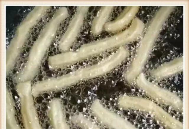 鸡蛋牛奶油条的做法简单香甜酥脆,油条怎么做到蓬松酥脆不用鸡蛋