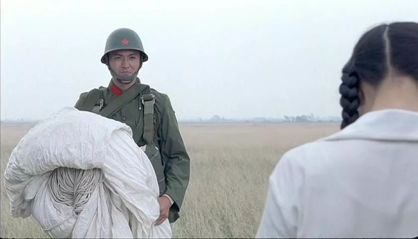 地位与张艺谋不相上下,他第一次做导演,扯掉了理想主义的遮羞布