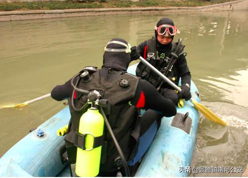 警察下水道寻找尸体,在水下找到尸体