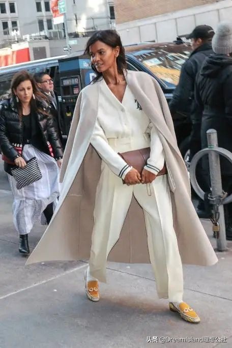 街拍白色乐福鞋,达妹街拍图文