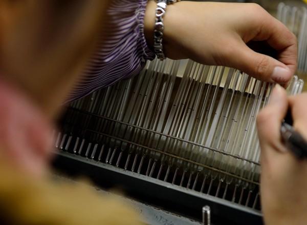 真是隔行如隔山,水银体温计生产过程原来如此,为啥现在很少见了