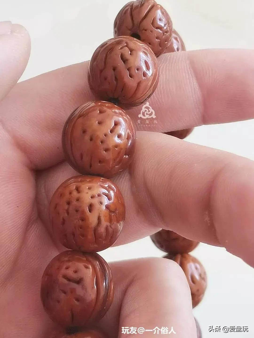 纯手盘玩一年的核桃,文玩手盘和机刷哪个值钱