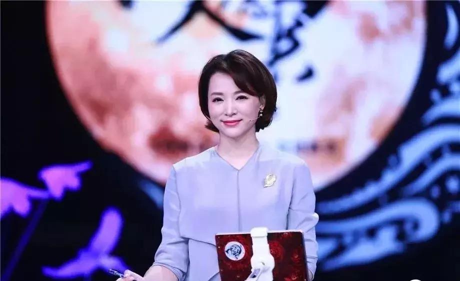 人生娱乐,童年董卿