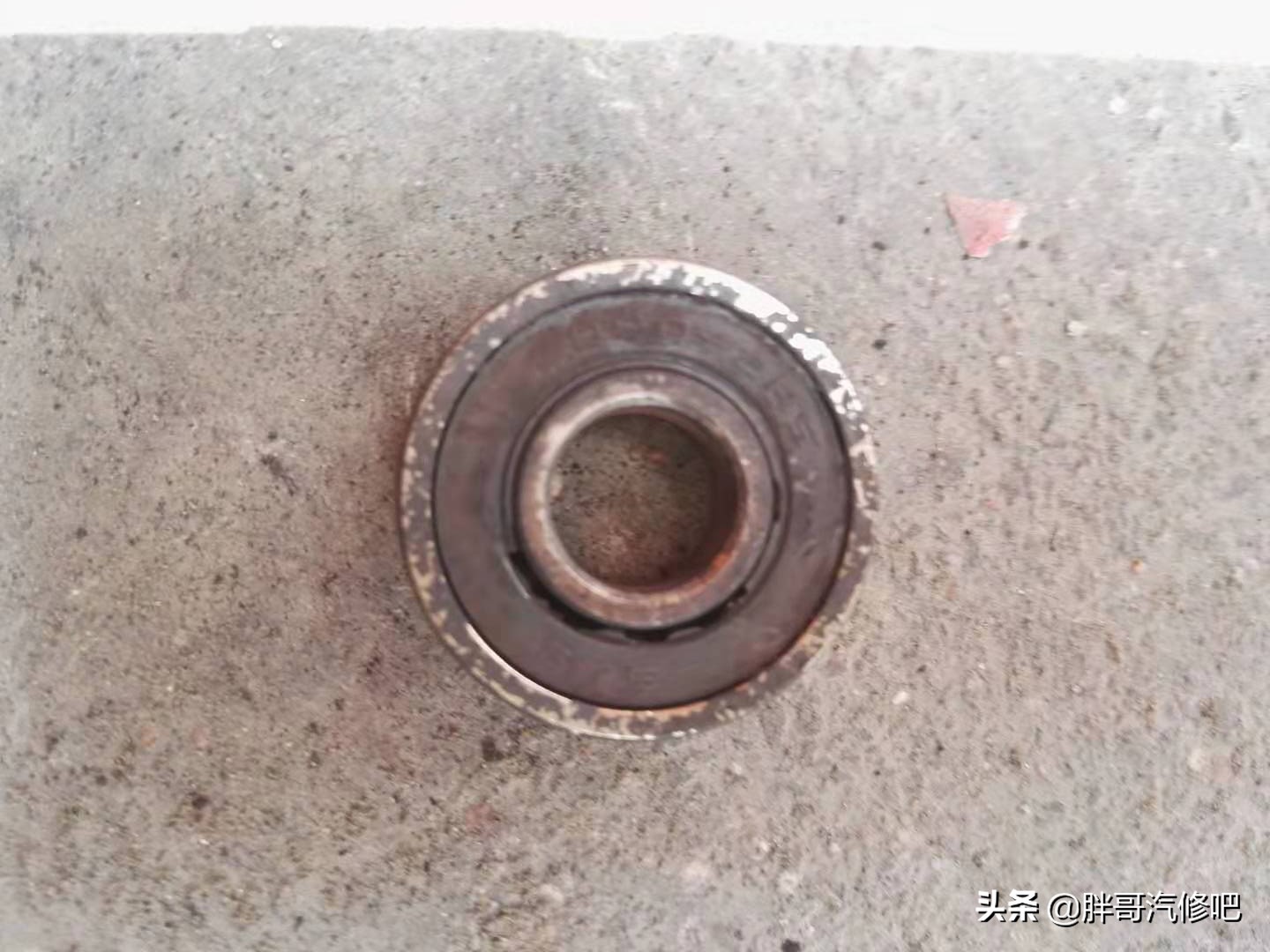 五菱之光挂档不走，胖哥以为换挡拉线脱落，原来是摩擦片报废了