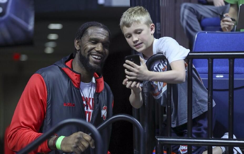 说50岁我也信！他身兼多职最近被退役球衣，可惜只在NBA打105场