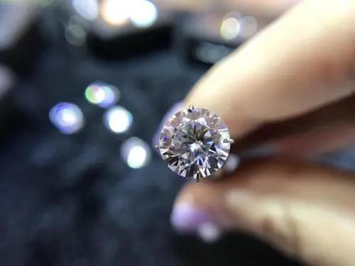 3万元收的钻石竟是300元的锆石