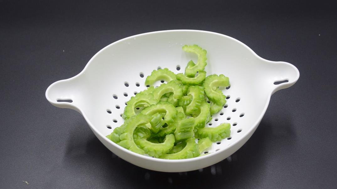 苦瓜太苦了教你一招快速去除苦味,苦瓜太苦怎样去除黄瓜的苦味