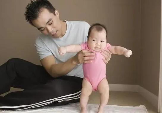 宝宝爱踮着脚尖走路是什么原因,宝宝爱踮脚尖走路