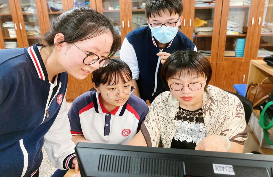 “263”·一线*党**旗红⑥｜爱岗敬业传能量诲人不倦育英才——福州格致中学文科支部*党**员黄君磊先进事迹