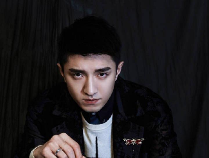 金瀚后台穿军装唱歌,金瀚rap披荆斩棘