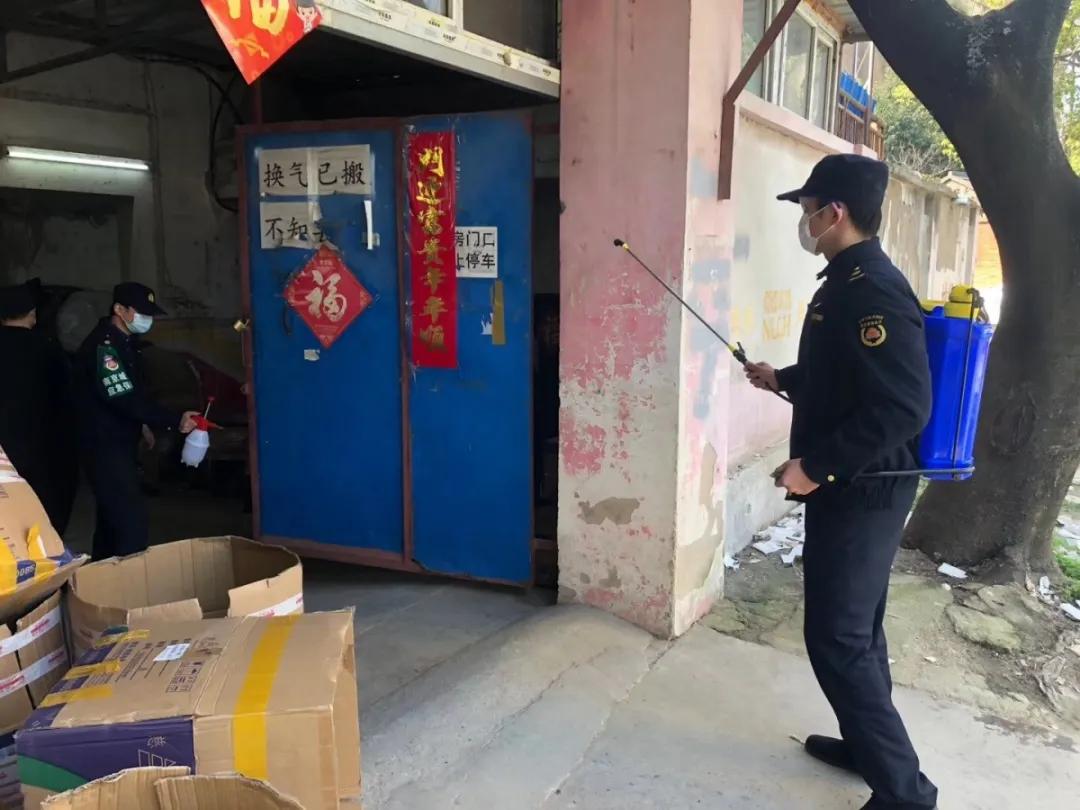 他一直都在诗歌,她一直都在作文600字