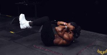 肌肉猛男展示腹肌胸肌,肌肉男八块腹肌和强壮的胸肌