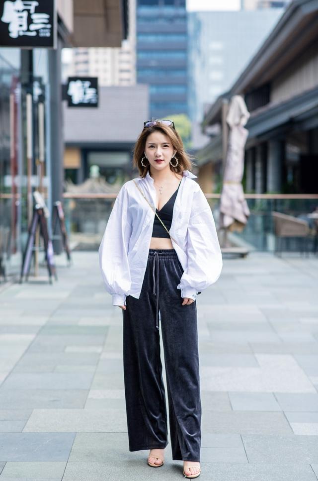 露脐装的小女生,露脐装腹肌女