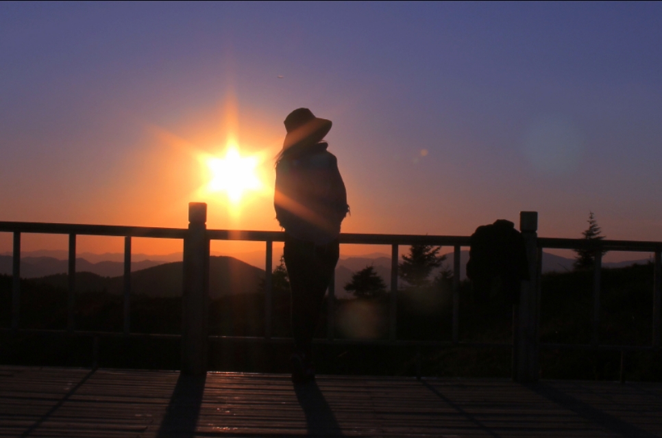宿在驼梁，感受一种无忧的生活/郝贵云