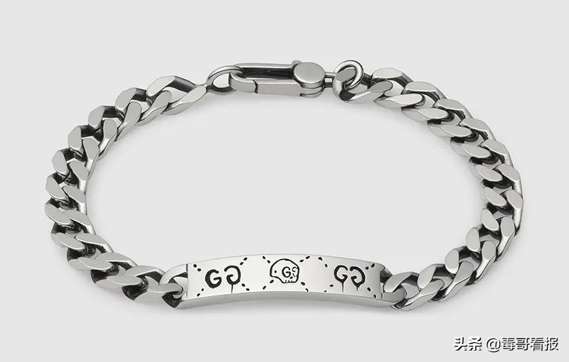 简约的首饰往往是穿搭的必杀技,首饰穿搭