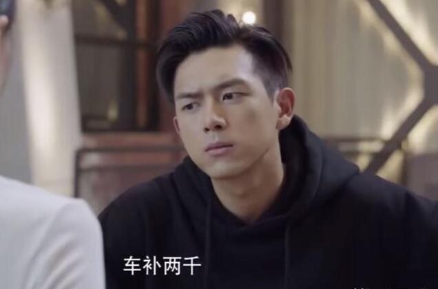 韩商言住的海景套房要十多万一晚,韩商言买项链