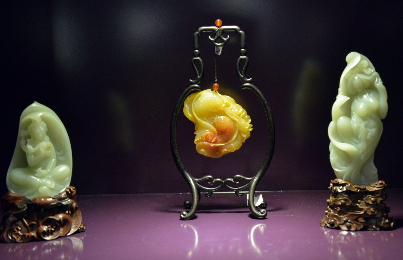 岫玉称为平民玉,玉石直播间岫岩玉