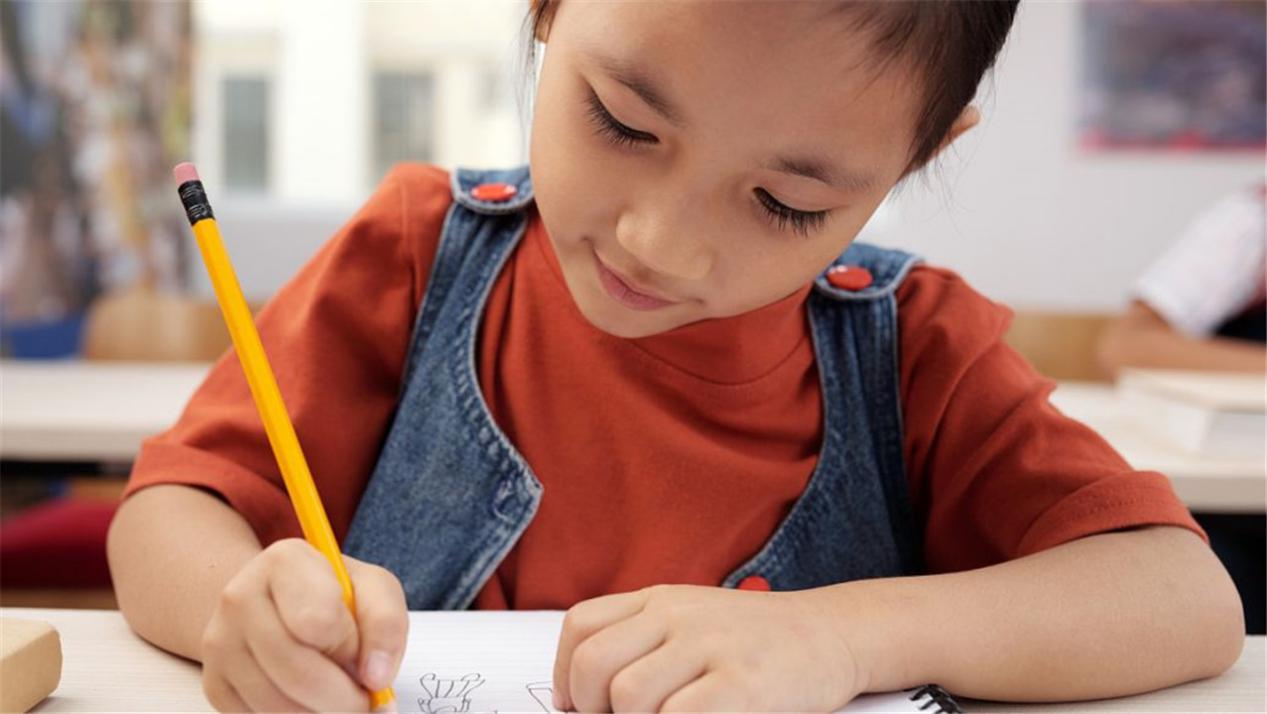 萌娃写毛笔字行云流水,萌娃写雨越写越大