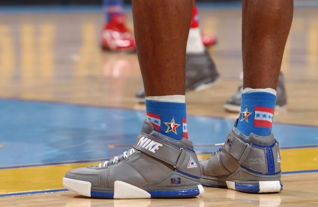 近年复刻的詹姆斯球鞋,詹姆斯的最新的球鞋