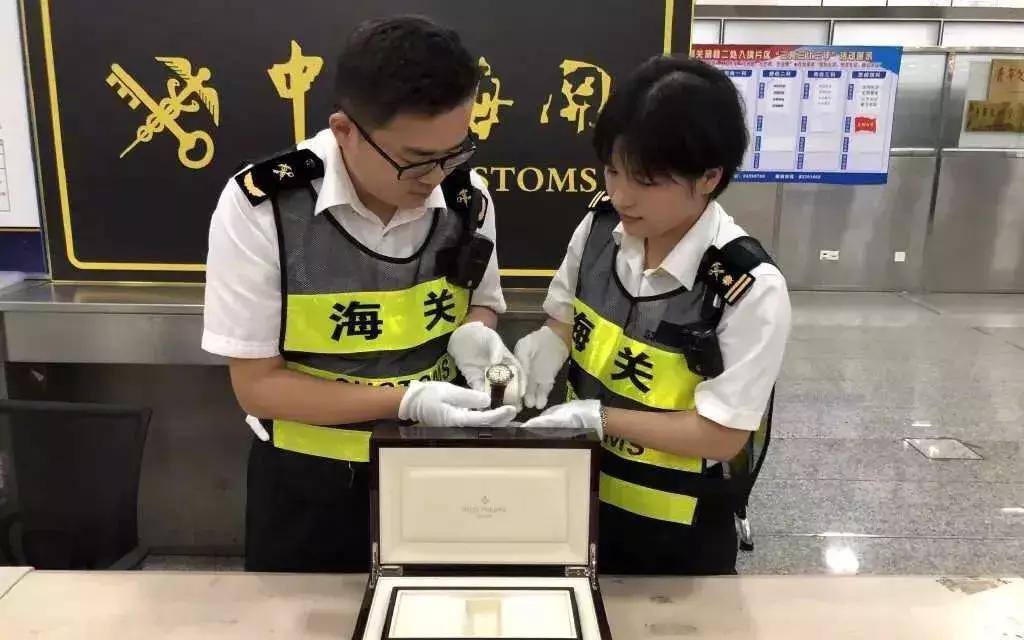 海关查到空表盒怎么处理,行李箱前面有一个小盒子