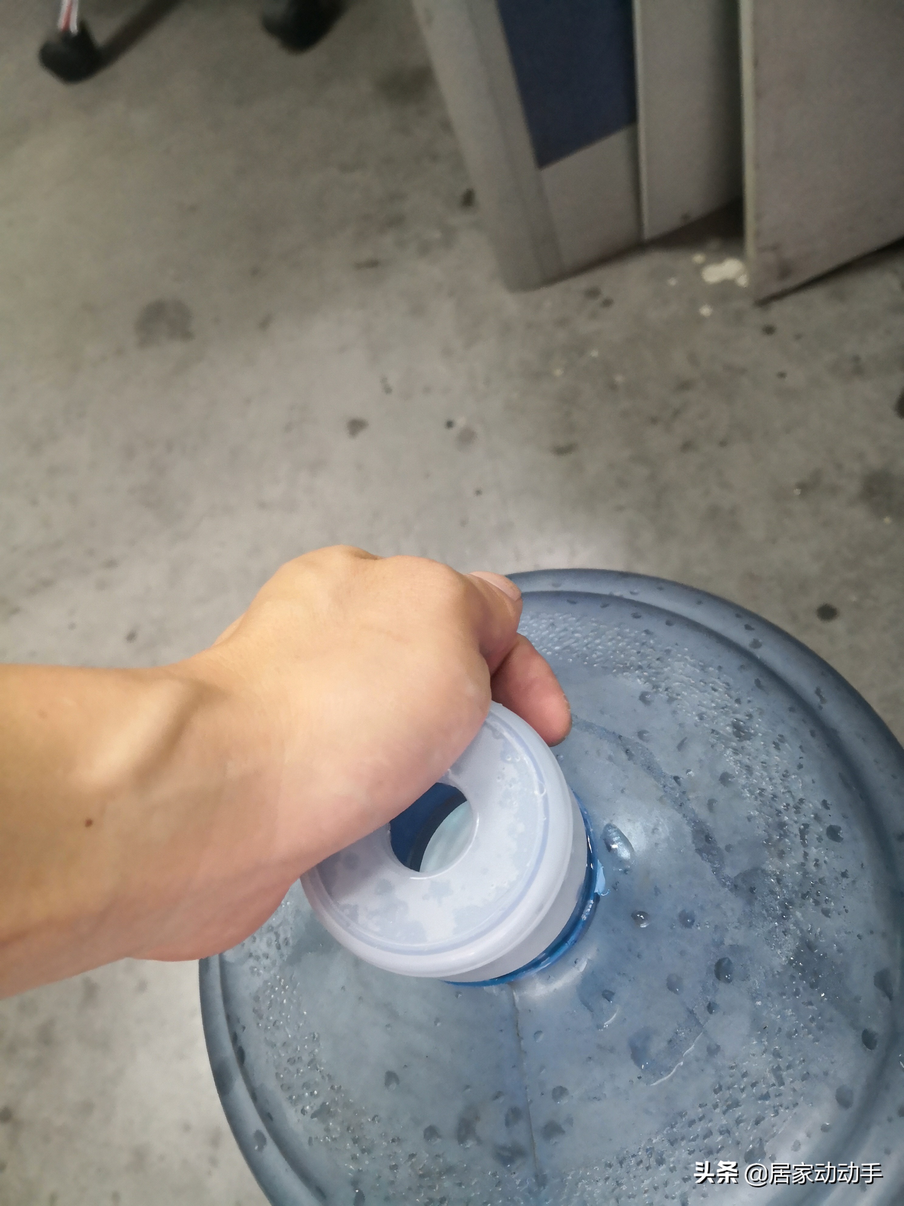 饮水机漏水溢出水都是热的,安吉尔饮水机冷水这边漏水