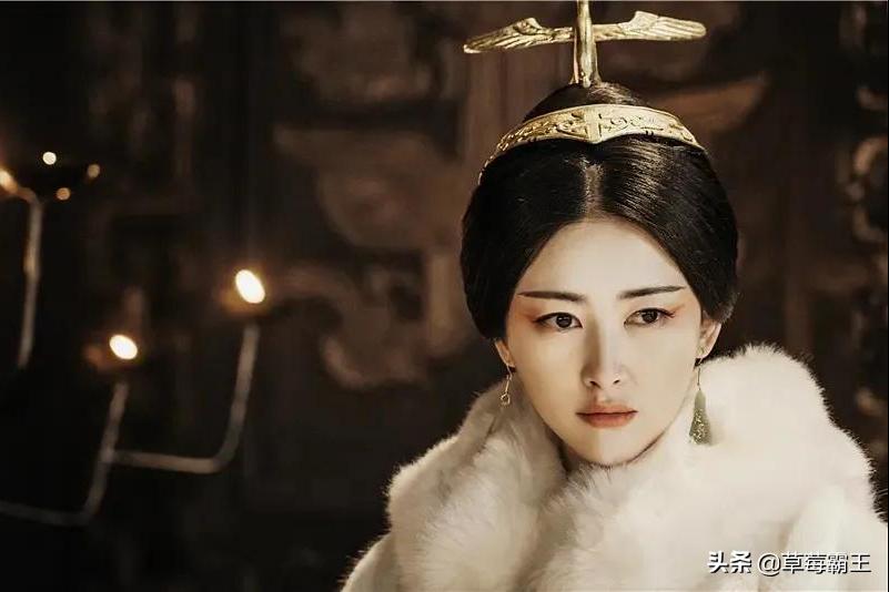 8位标准的都市美女，古装扮相略显违和，一换上现代装就艳丽逼人