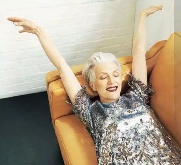 60岁拍裸照,惊艳T台,培养出身价200亿儿子:年龄从来不是问题