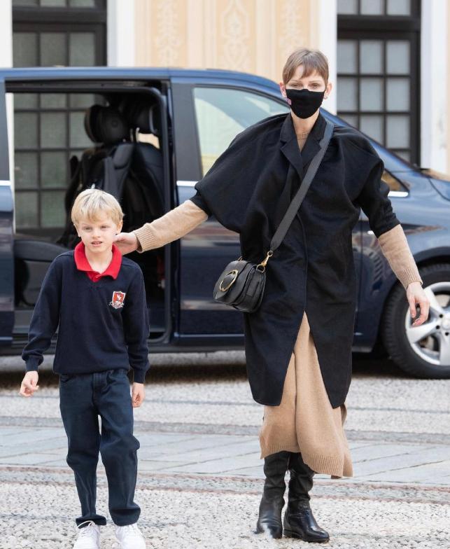 夏琳王妃与家人团聚,黑色风衣内搭毛衫很优雅,高冷气质也变温柔