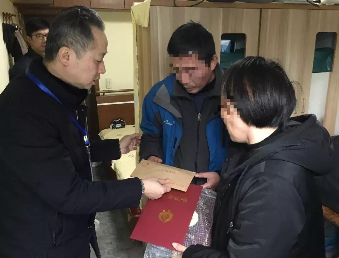 23岁女大学生车祸妈妈强忍泪水,学生兼职上班途中交通事故