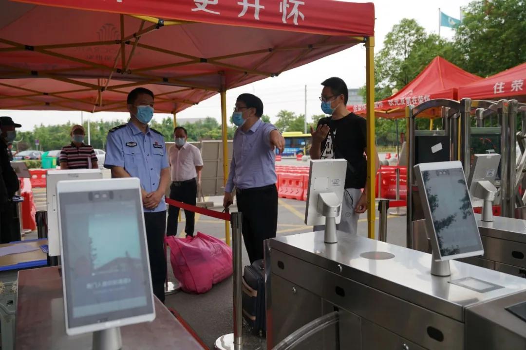 开学交警暖心护航,公安护航平安开学