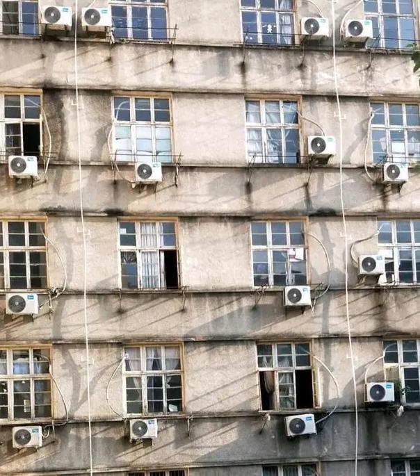 “贫民窟”大学宿舍遭学生嫌弃，环境“脏乱差”，新生表示想复读