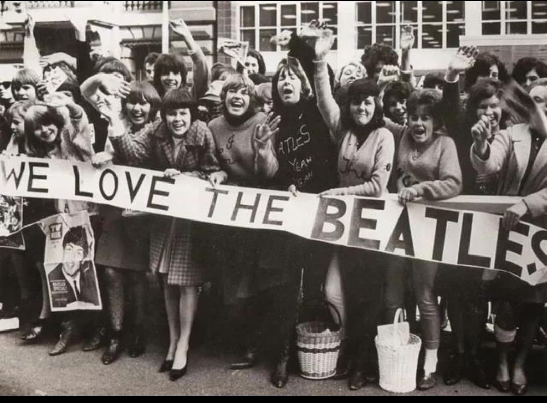 罕见历史照,梦露参加肯尼迪宴会礼服价值百万,伊丽莎白女王登基