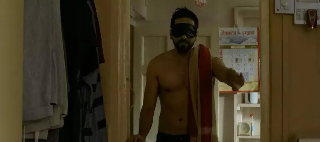 装瞎误闯凶案现场，憋尿看完怒打五星