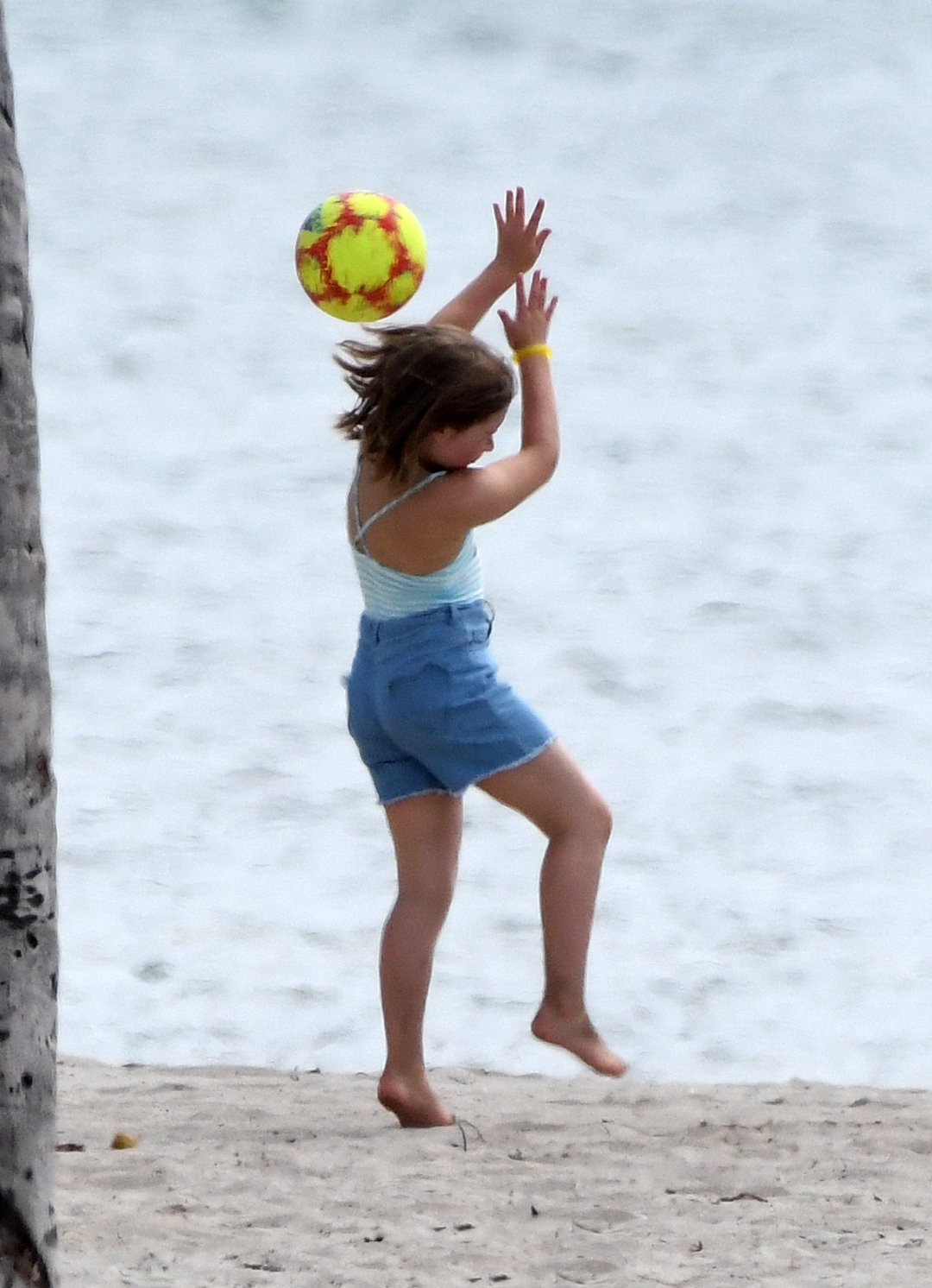 小七是大姑娘了!沙滩踢足球一人对阵两个哥哥,女汉子太有小贝范