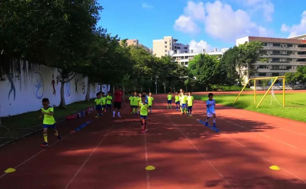 一堂有活力的足球训练课,感受一下足球带给我们的魅力