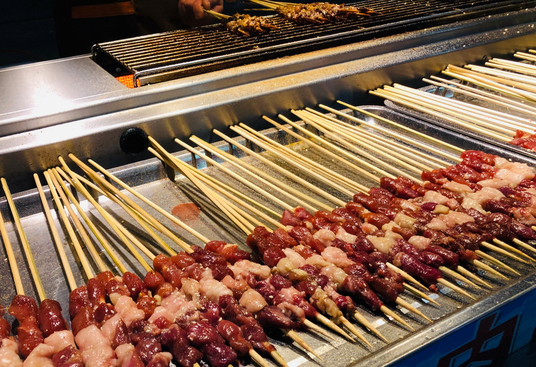 阜新夜市烤肉火爆：大串15元两，小串10元仨，也说说你那嘎达啥价