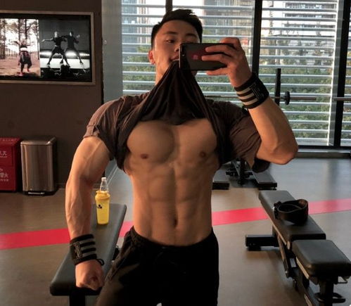 健身达人轻轻松松练出一身肌肉,健身完美逆袭励志瘦子变肌肉男