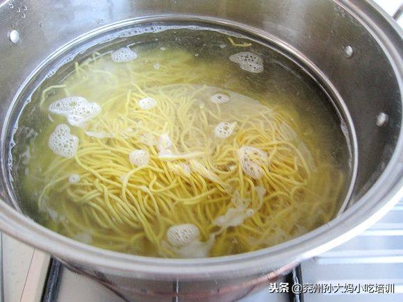 自家炸油条面的做法,家庭自制老面发面油条的做法