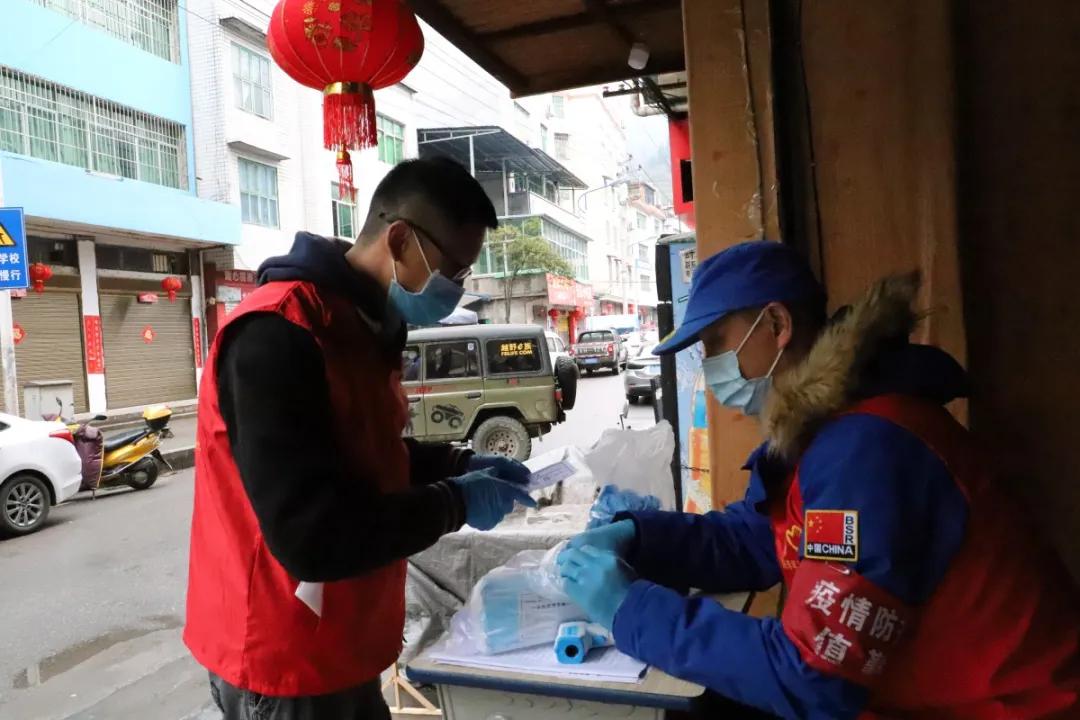 袁慧伦：一抹志愿红，温暖“战疫”路