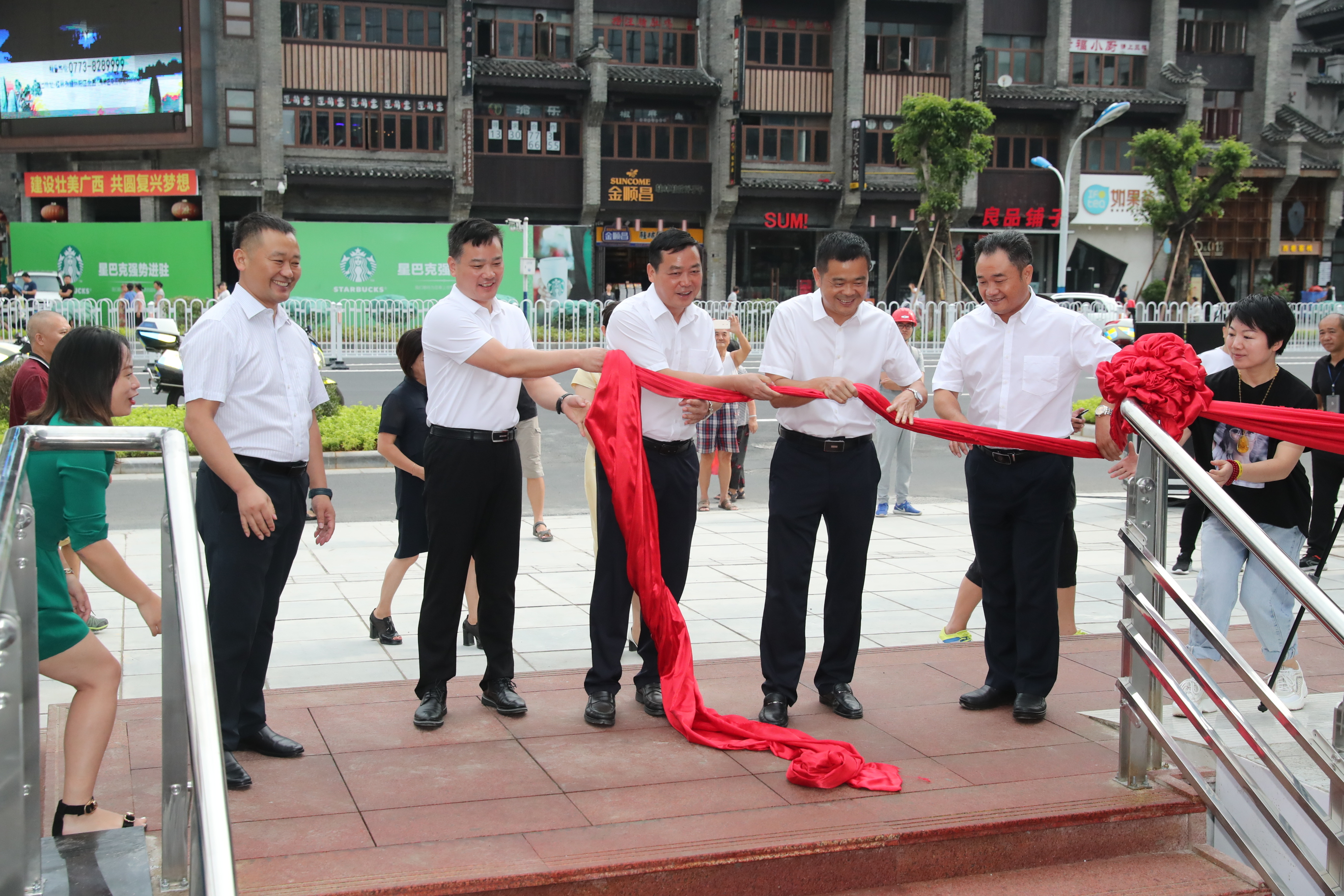 交通畅了市民笑了商区活了——东西巷与正阳步行街地下通道盼来正式启用