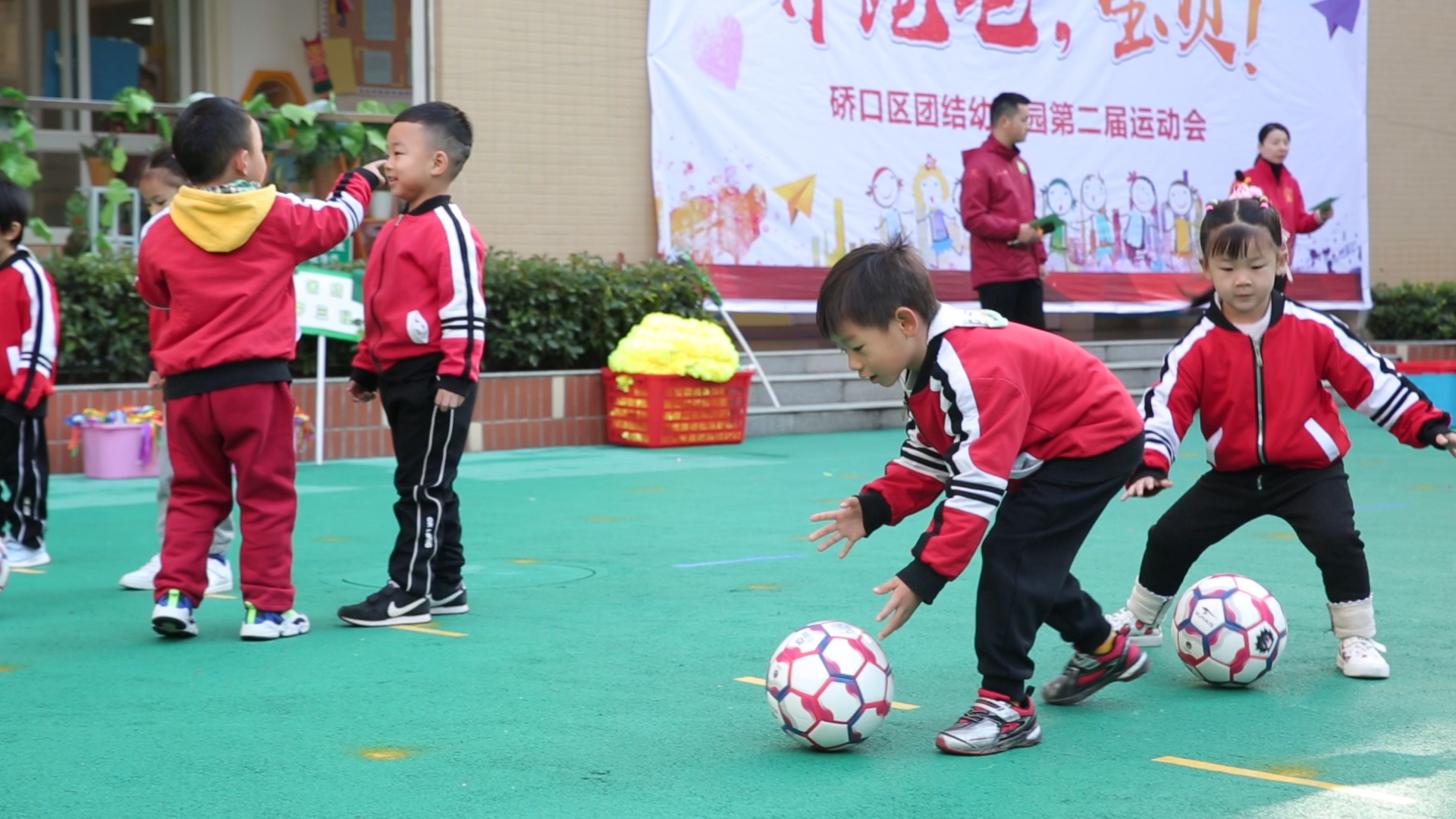 幼儿园小朋友踢足球照片,踢足球的萌娃小视频