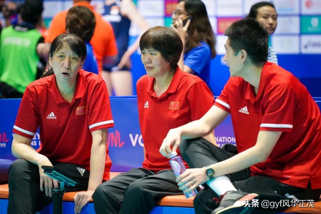 赖亚文和郎平比赛视频,赖亚文郎平在观众席观战中国女排