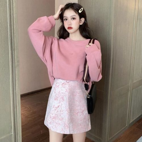 粉色半身裙子搭配粉色上衣好看吗,粉色上衣配咖色裙子好看吗