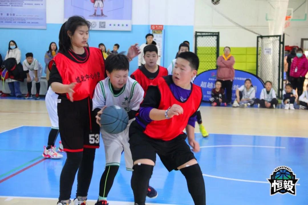 寒冷的冬夜挡不住奔跑脚步,寒冷挡不住小朋友的运动热情