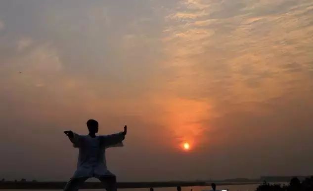 坐腿纠正骨盆,坐腿转胯的正确方法图解