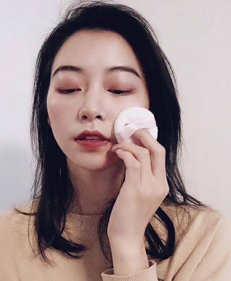 脸上的油光怎么保湿,夏天脸上油光满面怎么办