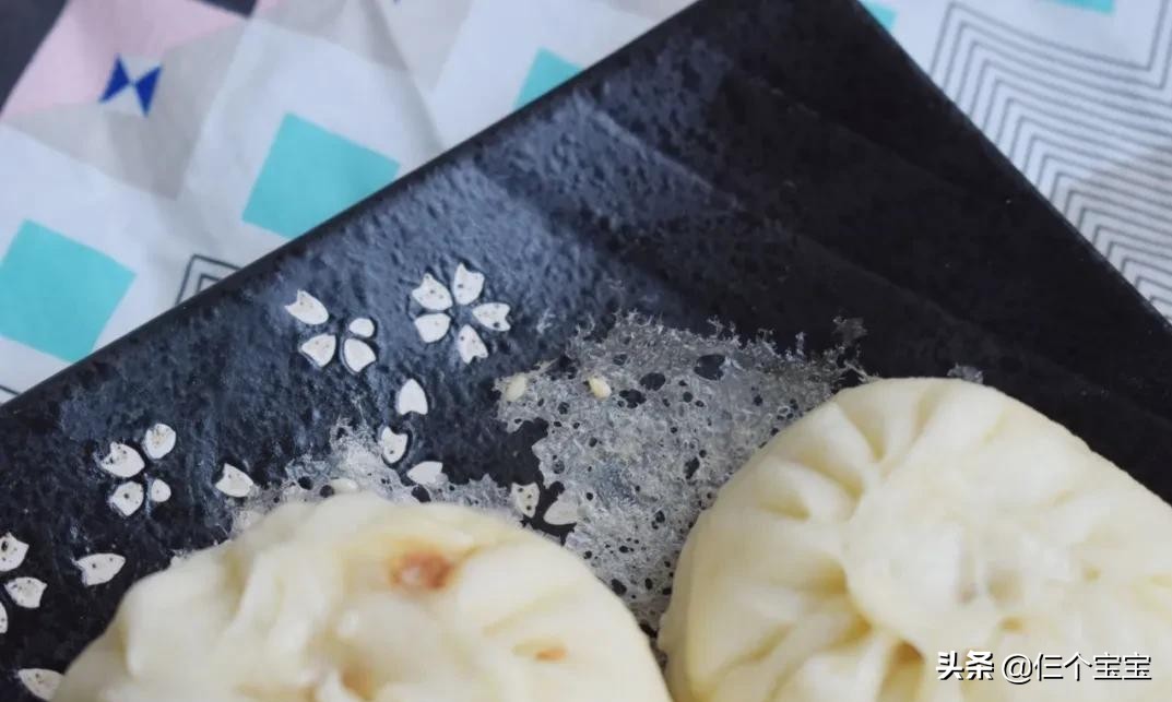 外酥里嫩满口汤汁的生煎包,外酥里嫩鲜香入味营养健康